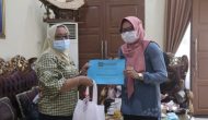 Permalink ke Wagub Sulbar Serahkan Bantuan 250 Paket Kebutuhan Wanita